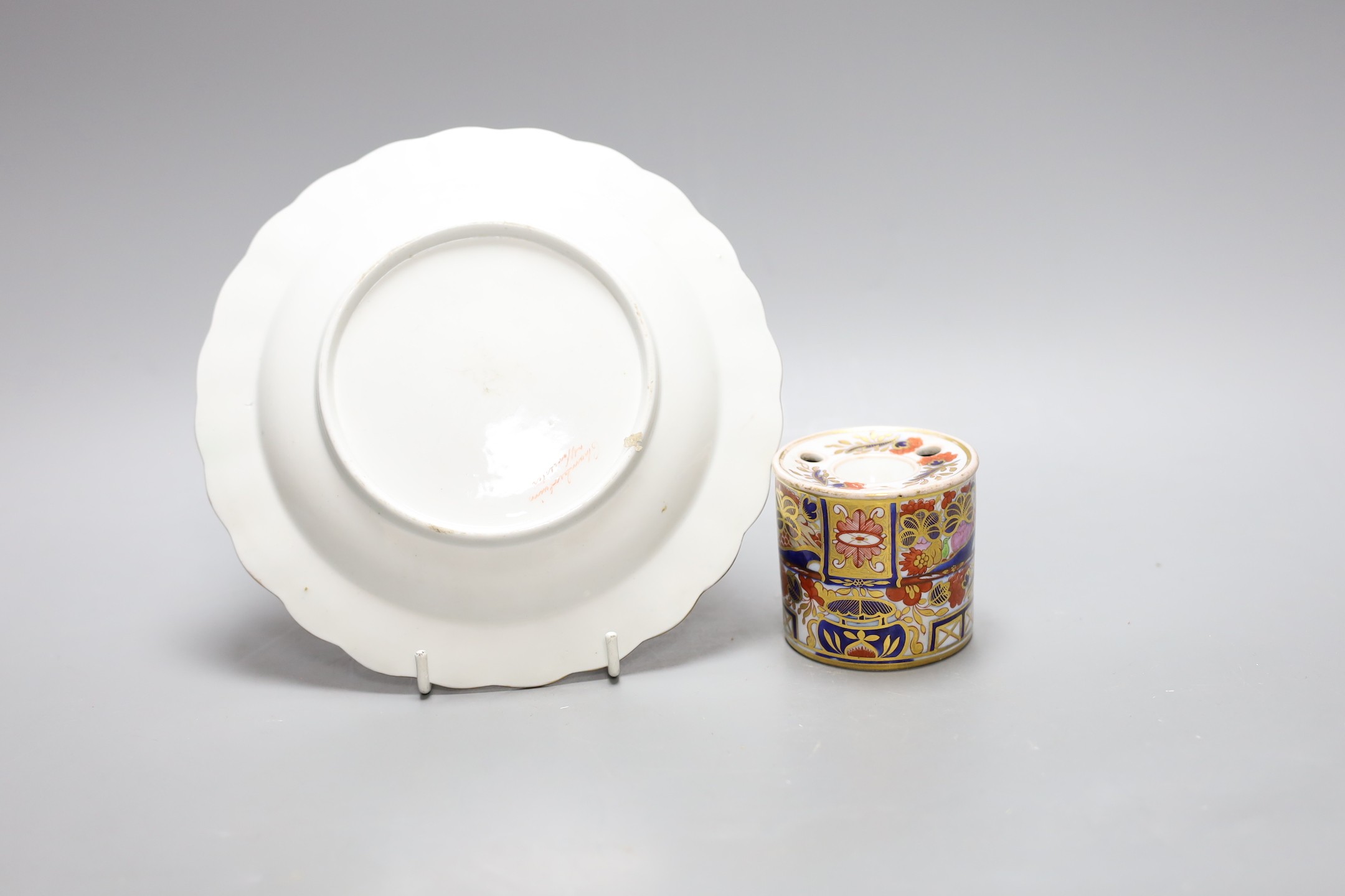 A Chamberlain drum-shaped inkwell painted with an imari pattern 240 and a Chamberlain plate painted with formal flower sprays within 'wet' blue borders, script mark, plate 19 cms diameter